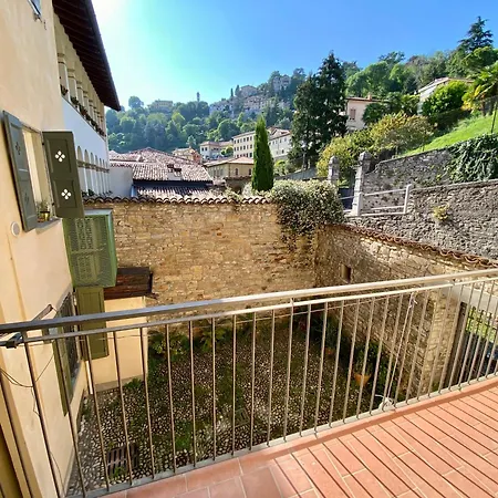 Charming Citta Alta Apartman